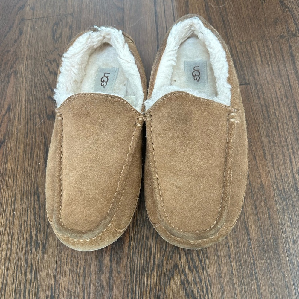 Men’s Ugg beige slippers size 9.5